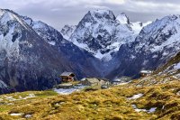 In Lech overnacht je op de berg in een piepklein bivak