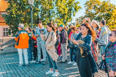 Wil je de wereld rondreizen en ervoor betaald worden? Lees hier hoe je reisleider kunt worden!