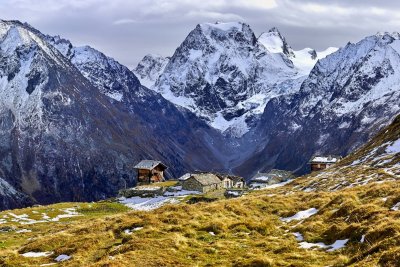 In Lech overnacht je op de berg in een piepklein bivak